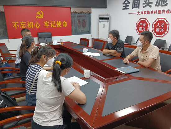 3.海南漁業(yè)第二批志愿者服務(wù)隊隊員協(xié)助陵水市新村鎮(zhèn)分析數(shù)據(jù).jpg