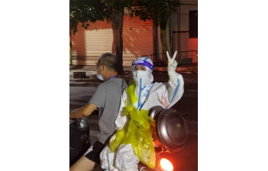 物業(yè)公司配合夜查紅碼人員