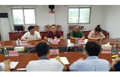 萬寧市農(nóng)業(yè)農(nóng)村局漁政中心主任黃家濤到白馬井漁港基地主持召開休閑漁船推進(jìn)工作會