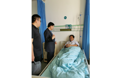 省財(cái)貿(mào)工會(huì)慰問海漁集團(tuán)困難職工